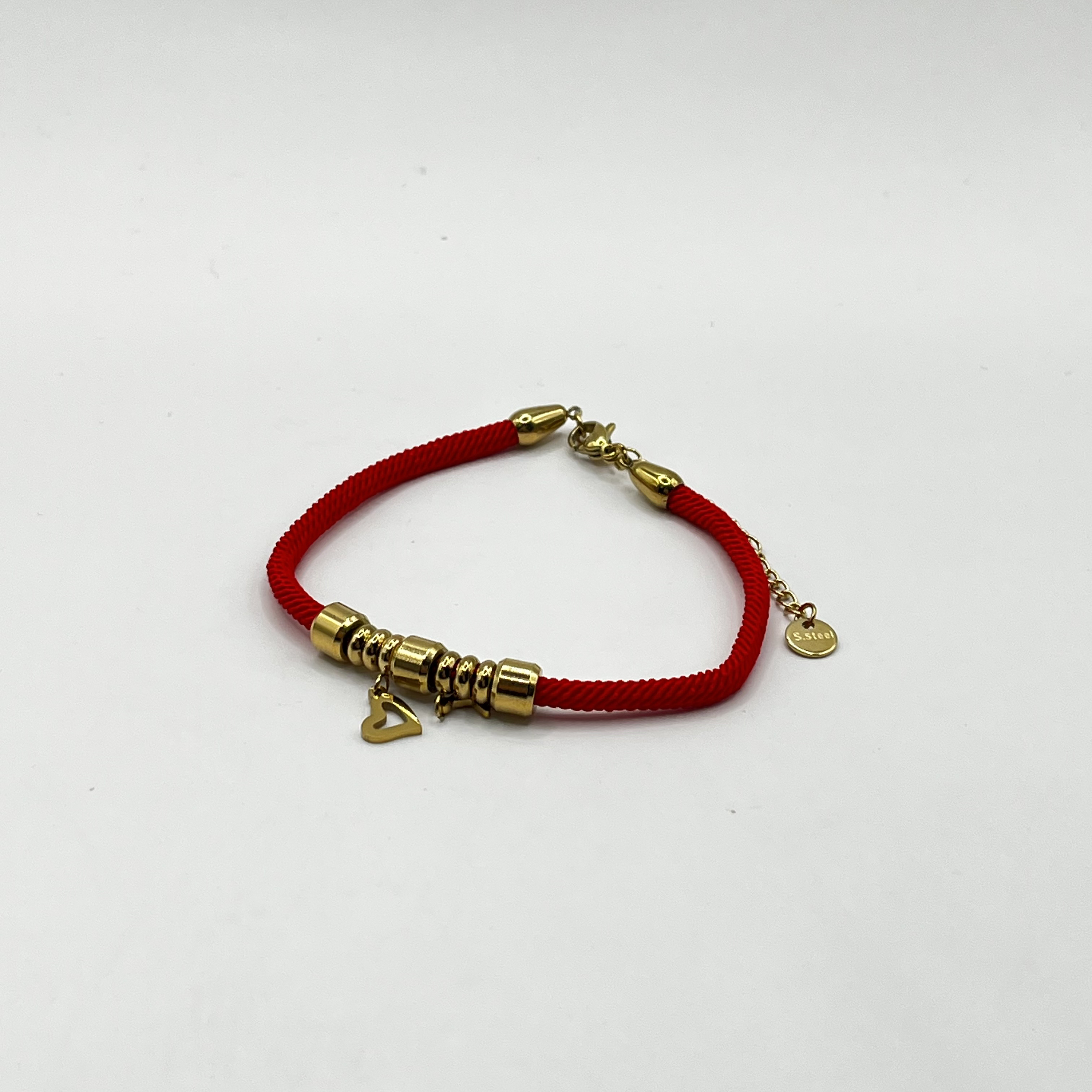 Pulsera de acero quirúrgico roja con dijes dorados 1