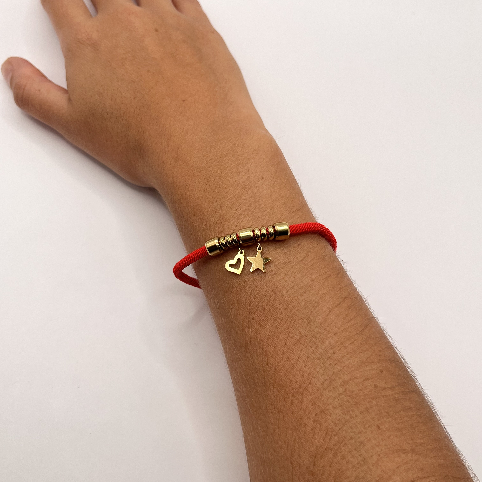 Pulsera de acero quirúrgico roja con dijes dorados 2