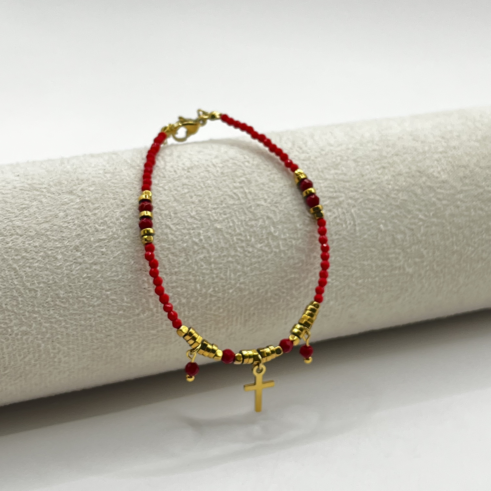 Pulsera de acero quirúrgico roja con cruz dorada 1