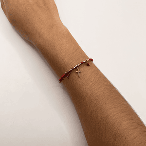 Pulsera de acero quirúrgico roja con cruz dorada
