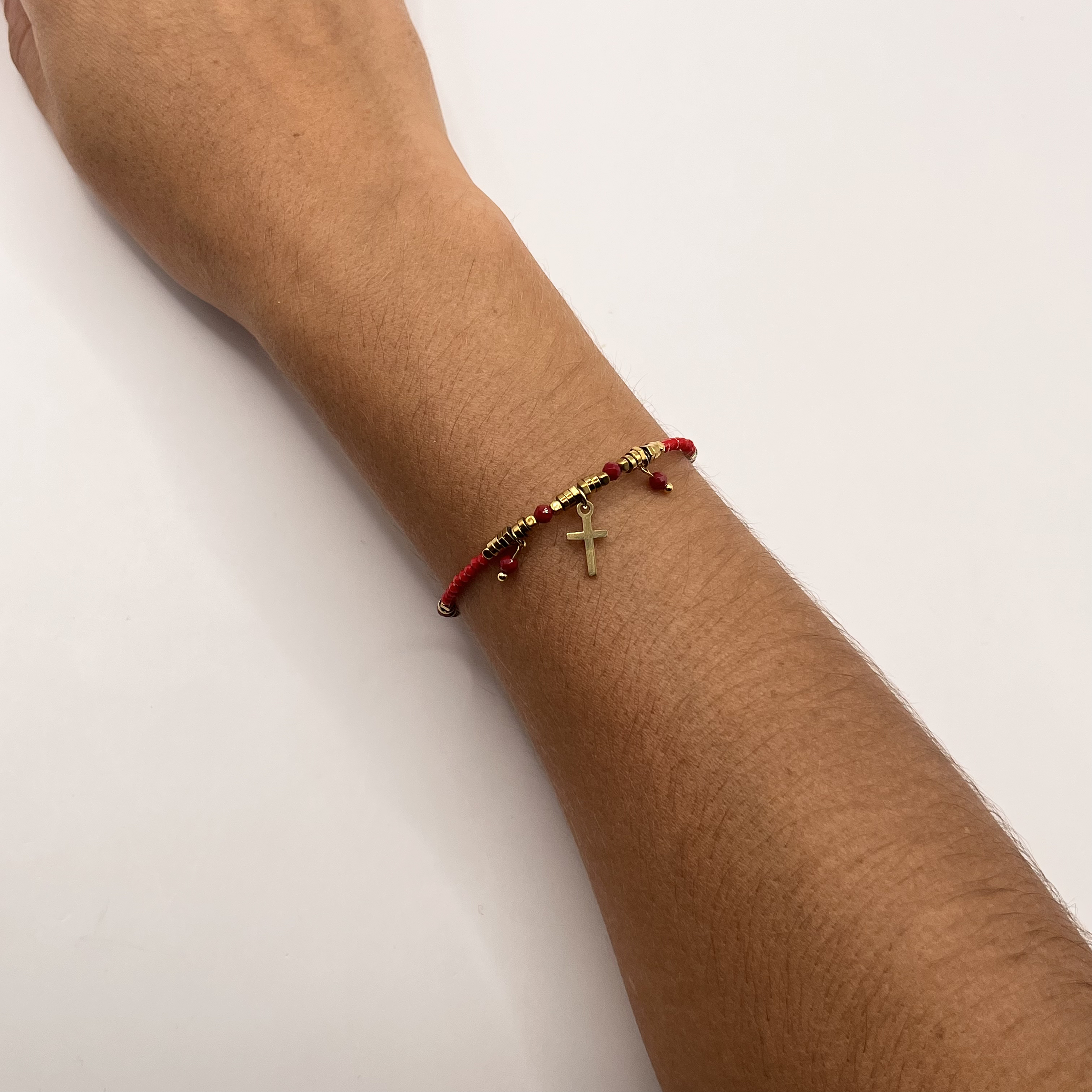 Pulsera de acero quirúrgico roja con cruz dorada 2