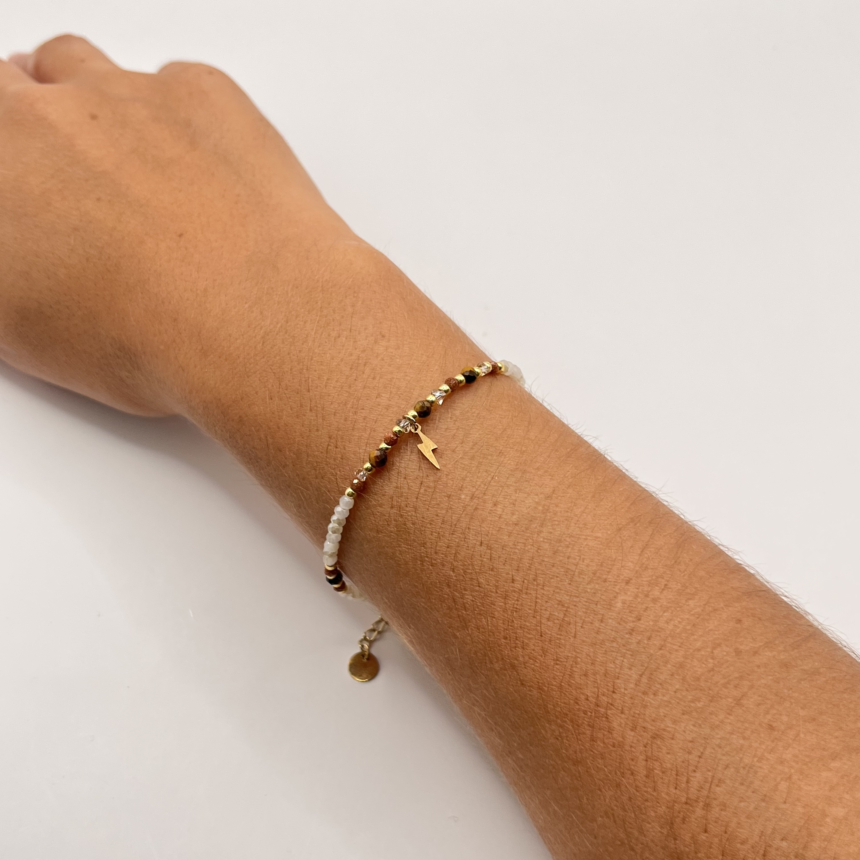 Pulsera de acero quirúrgico con cristales blancos y rayo dorado 2