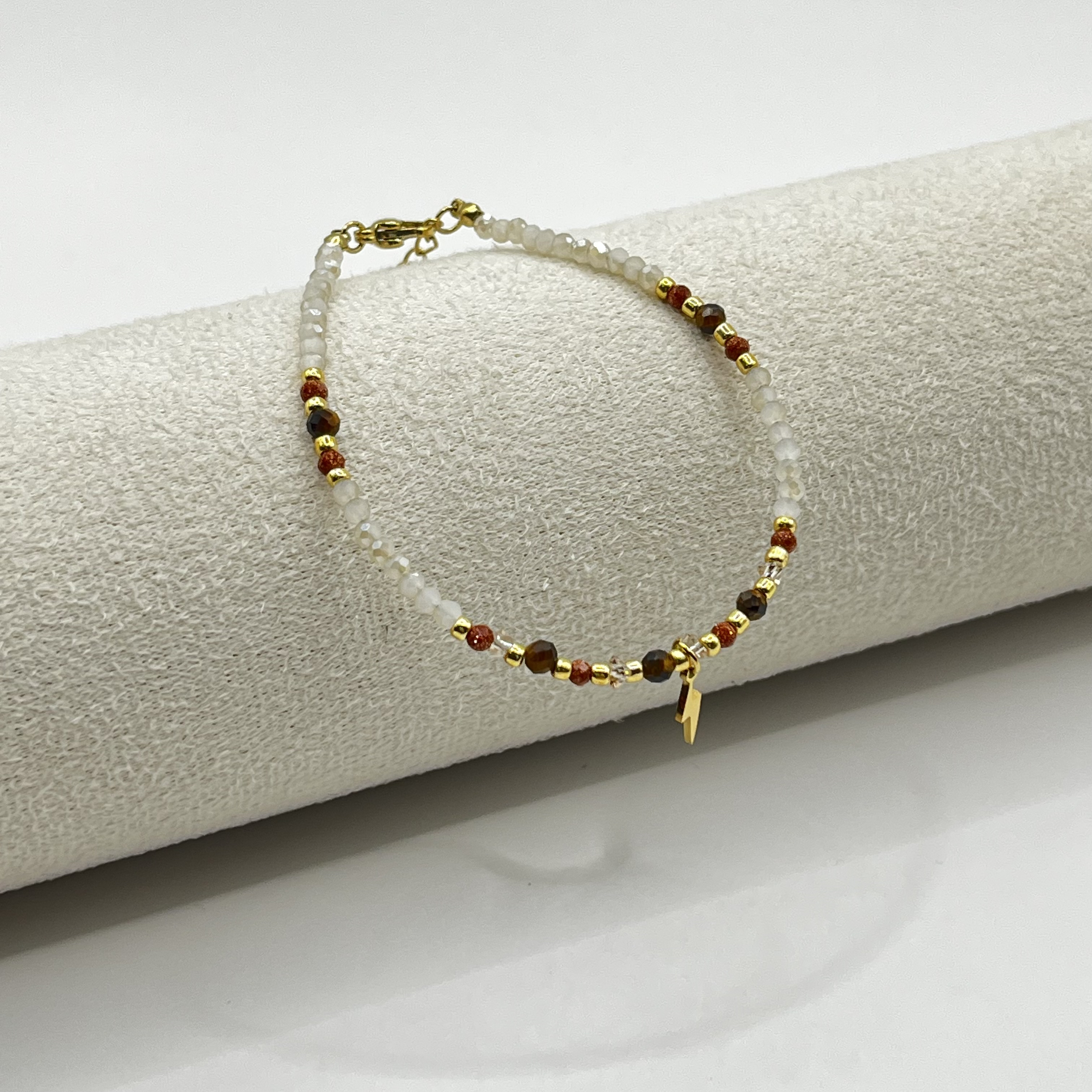 Pulsera de acero quirúrgico con cristales blancos y rayo dorado 1