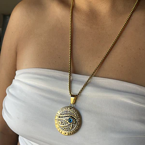 Collar de acero quirúrgico dorado con ojo de Horus