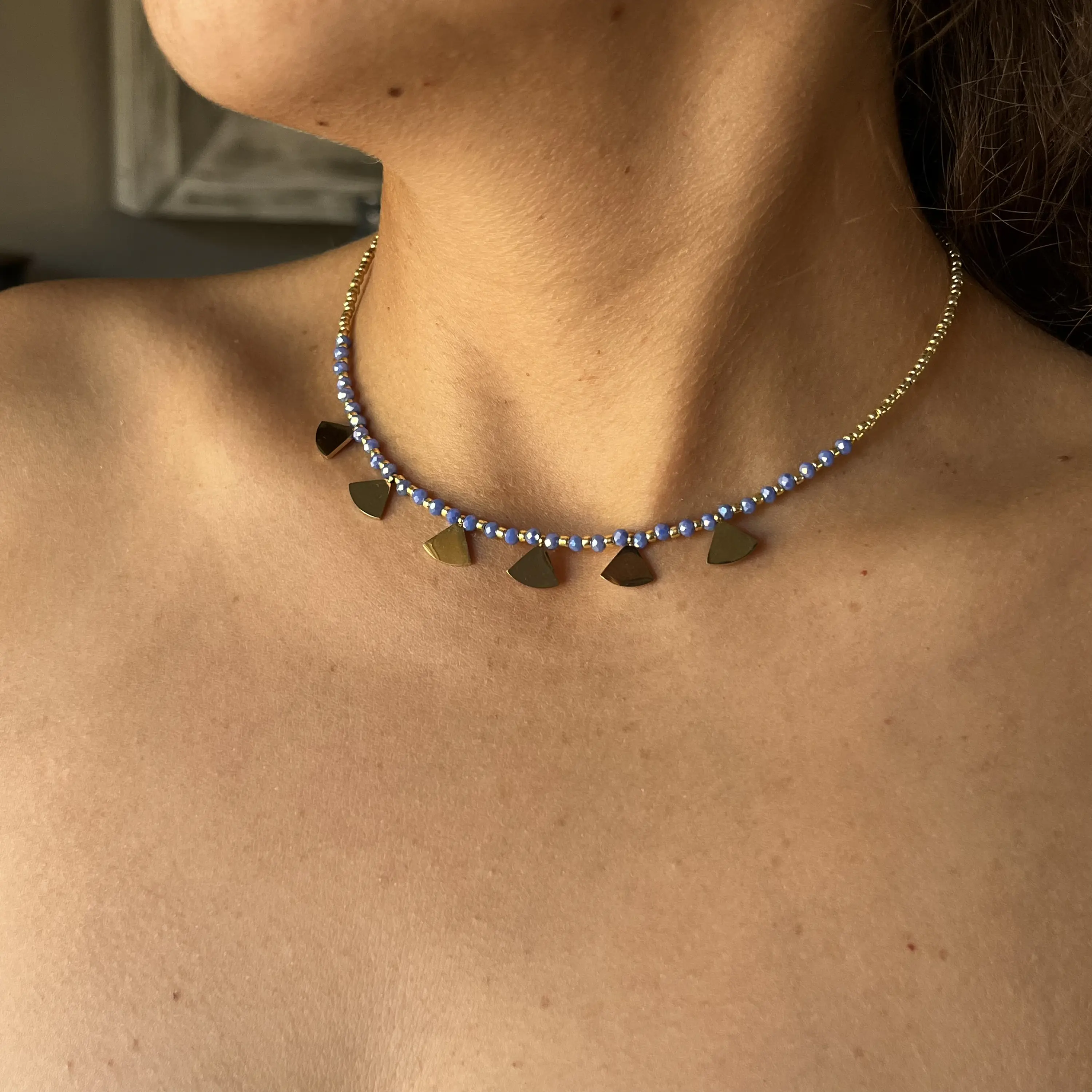 Choker de acero quirúrgico dorado con mostacillas azules y dijes 2