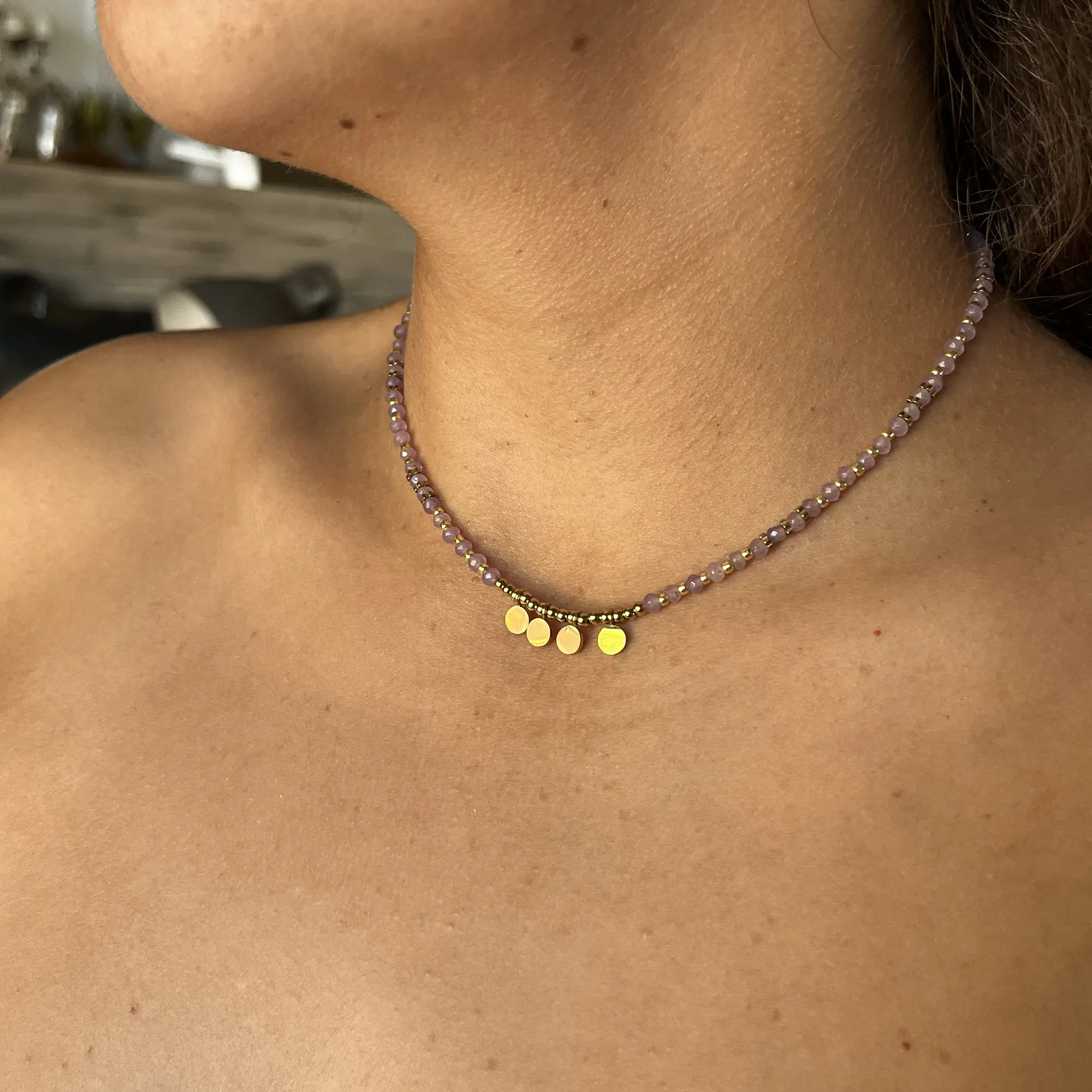 Choker de acero quirúrgico dorado con mostacillas lila y dijes 2