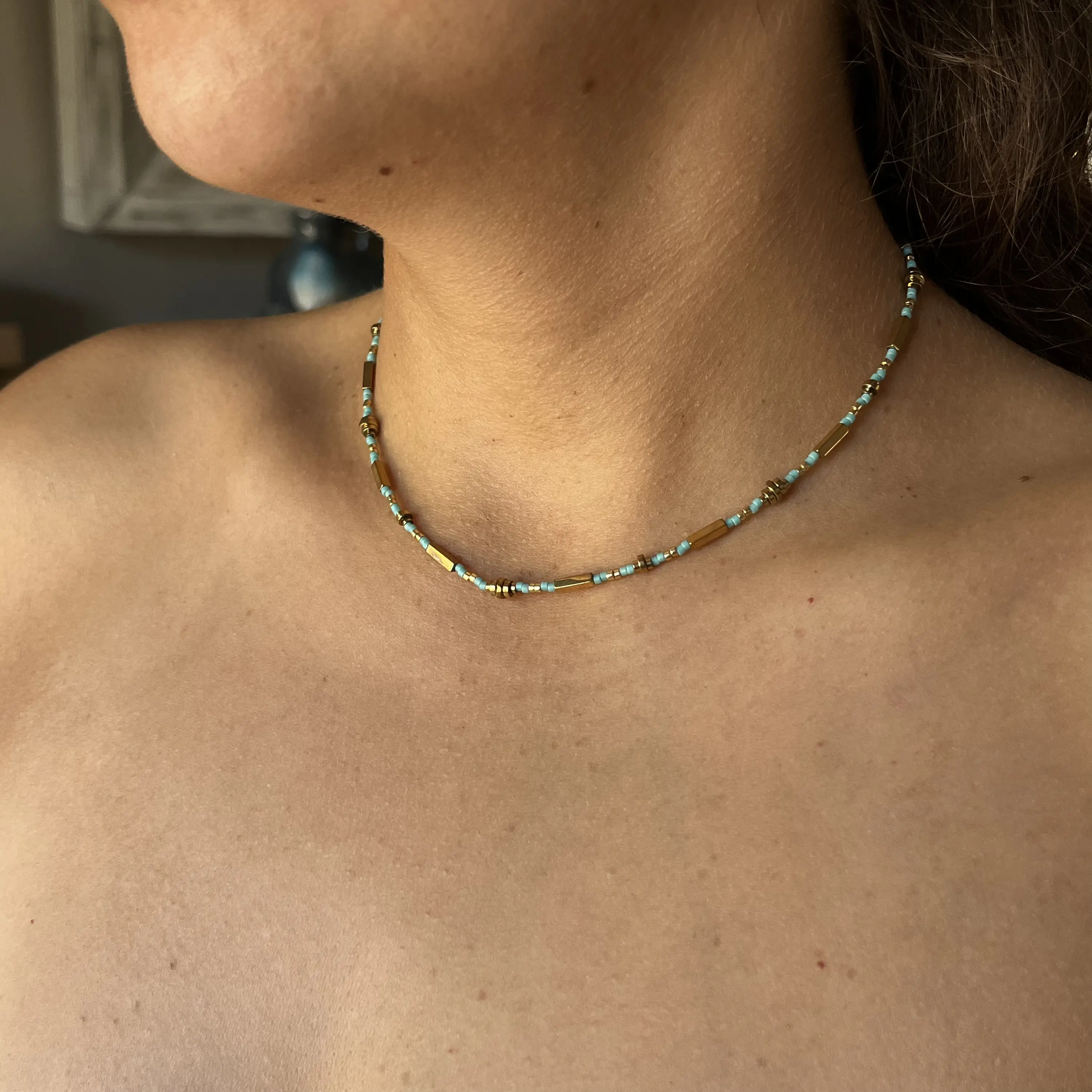 Choker de acero quirúrgico dorado con mostacillas turquesa 2