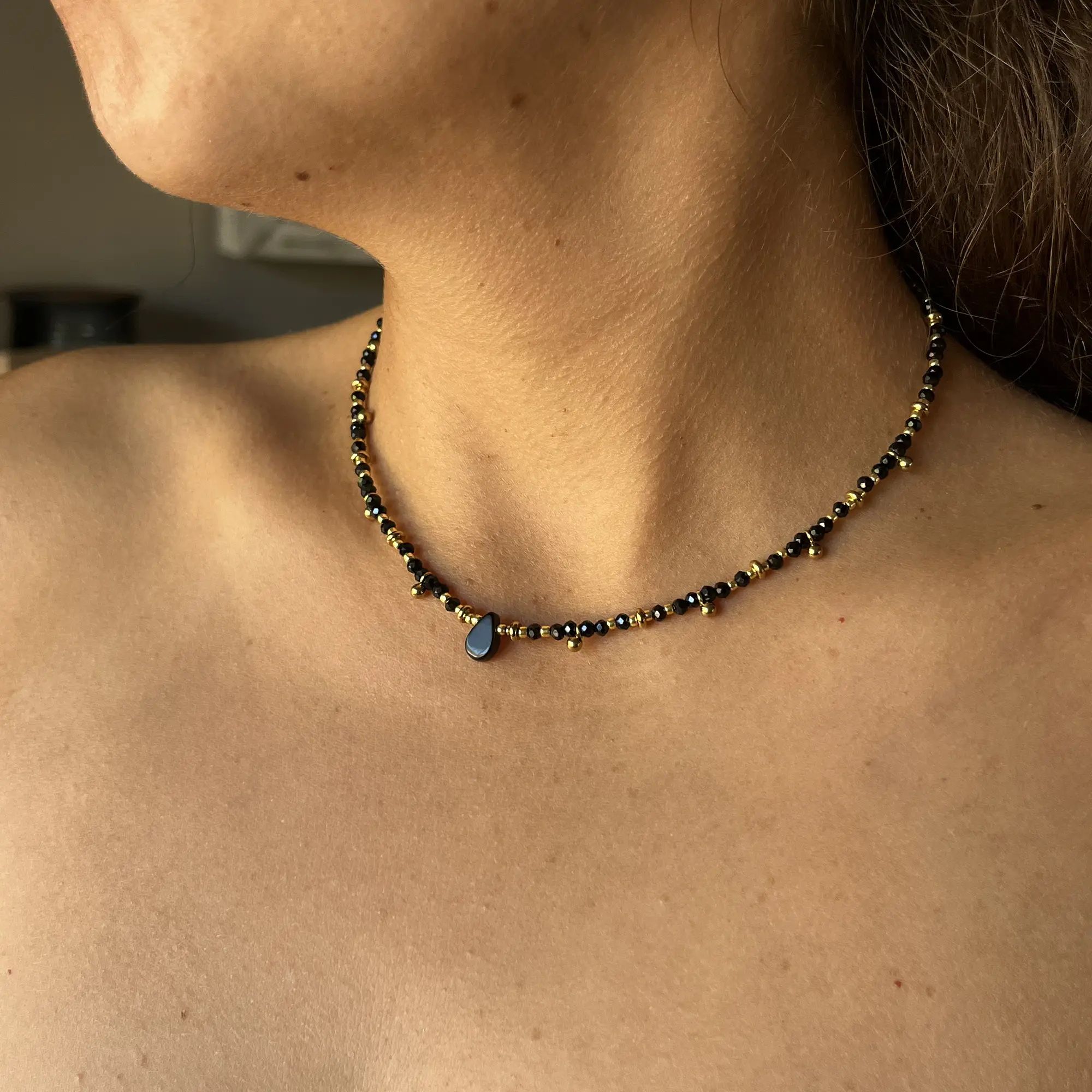 Choker de acero quirúrgico dorado con mostacillas negras 2