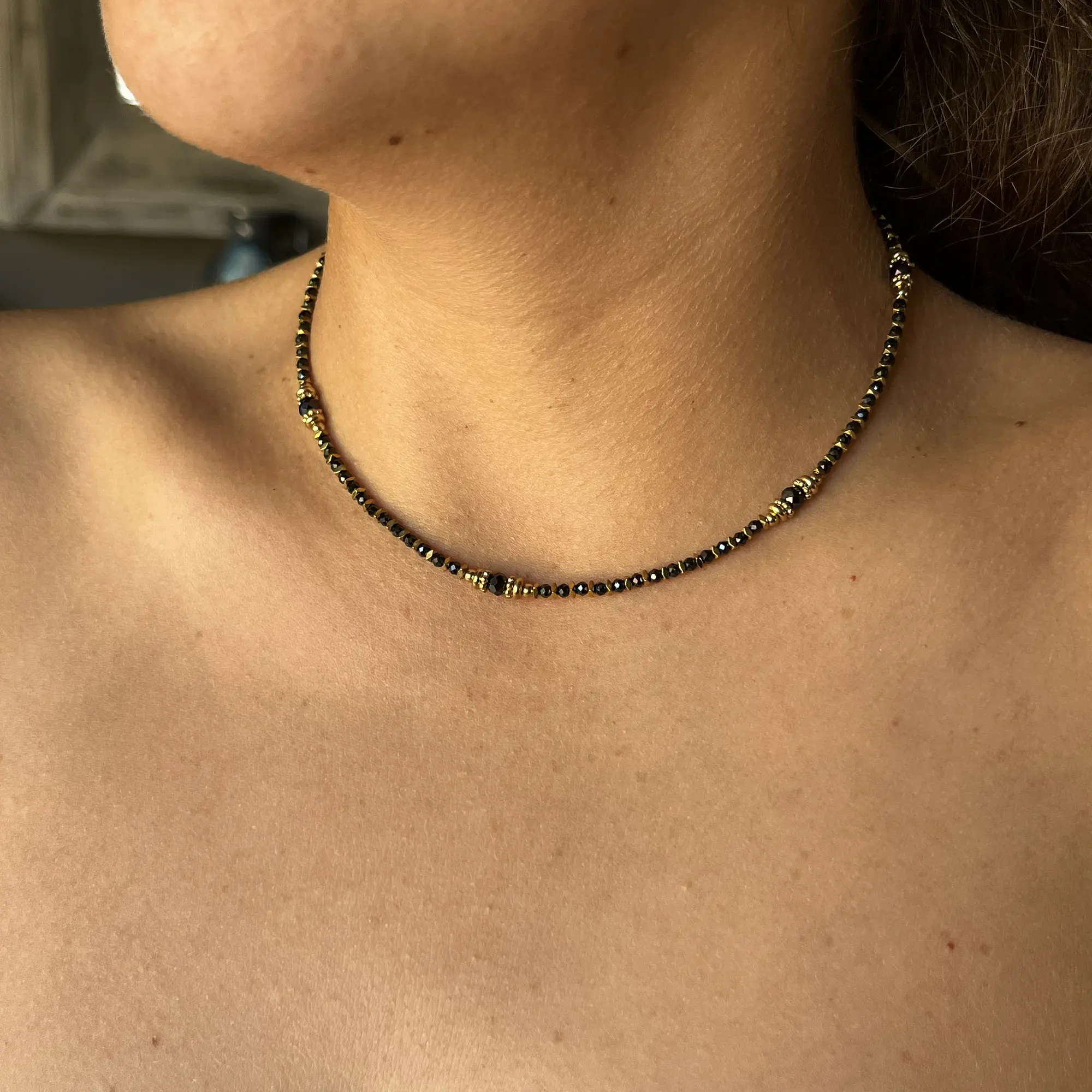 Choker de acero quirúrgico dorado con cristales negros 2