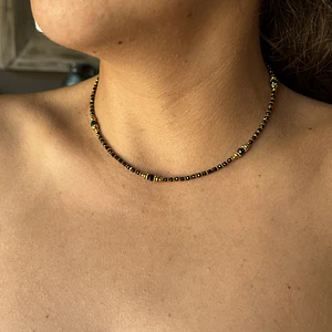 Choker de acero quirúrgico dorado con cristales negros