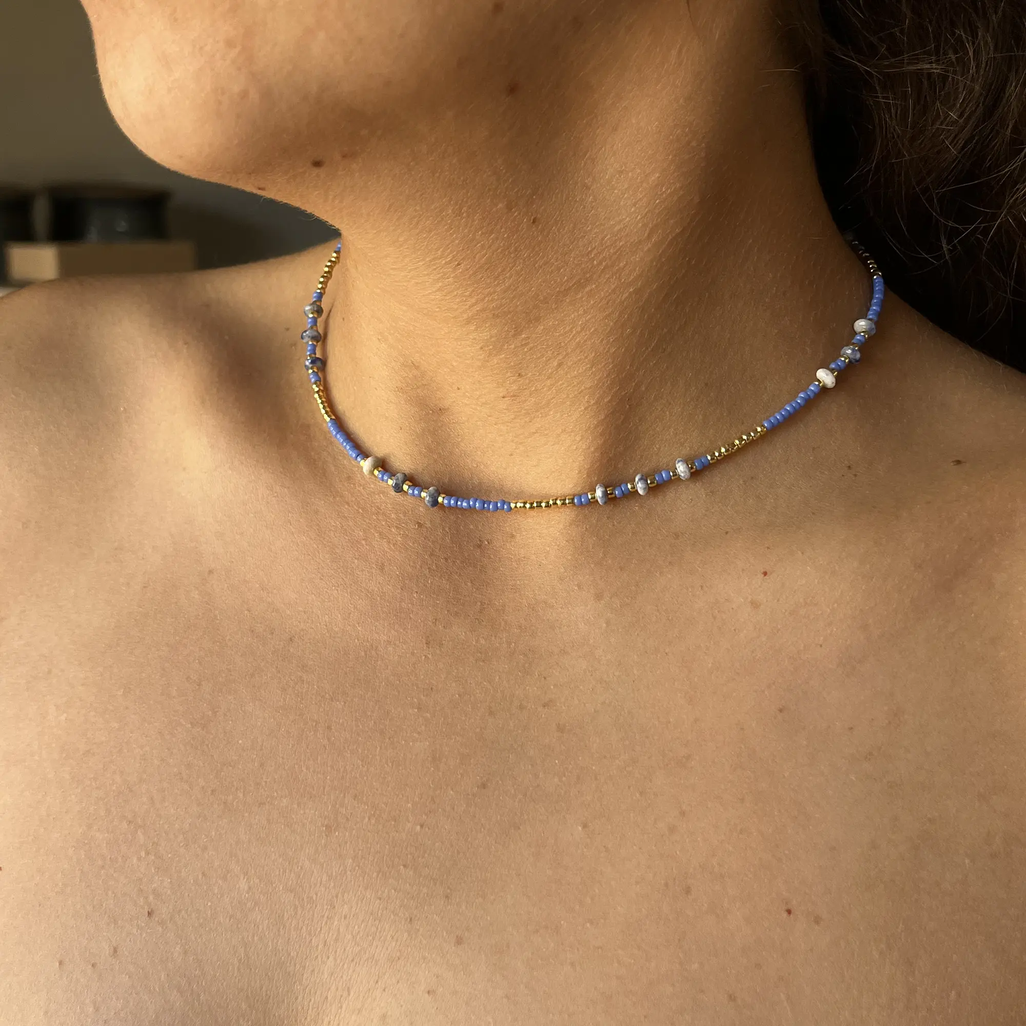 Choker de acero quirúrgico dorado con mostacillas azules 2