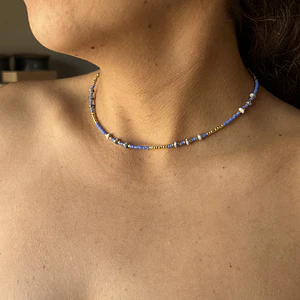 Choker de acero quirúrgico dorado con mostacillas azules