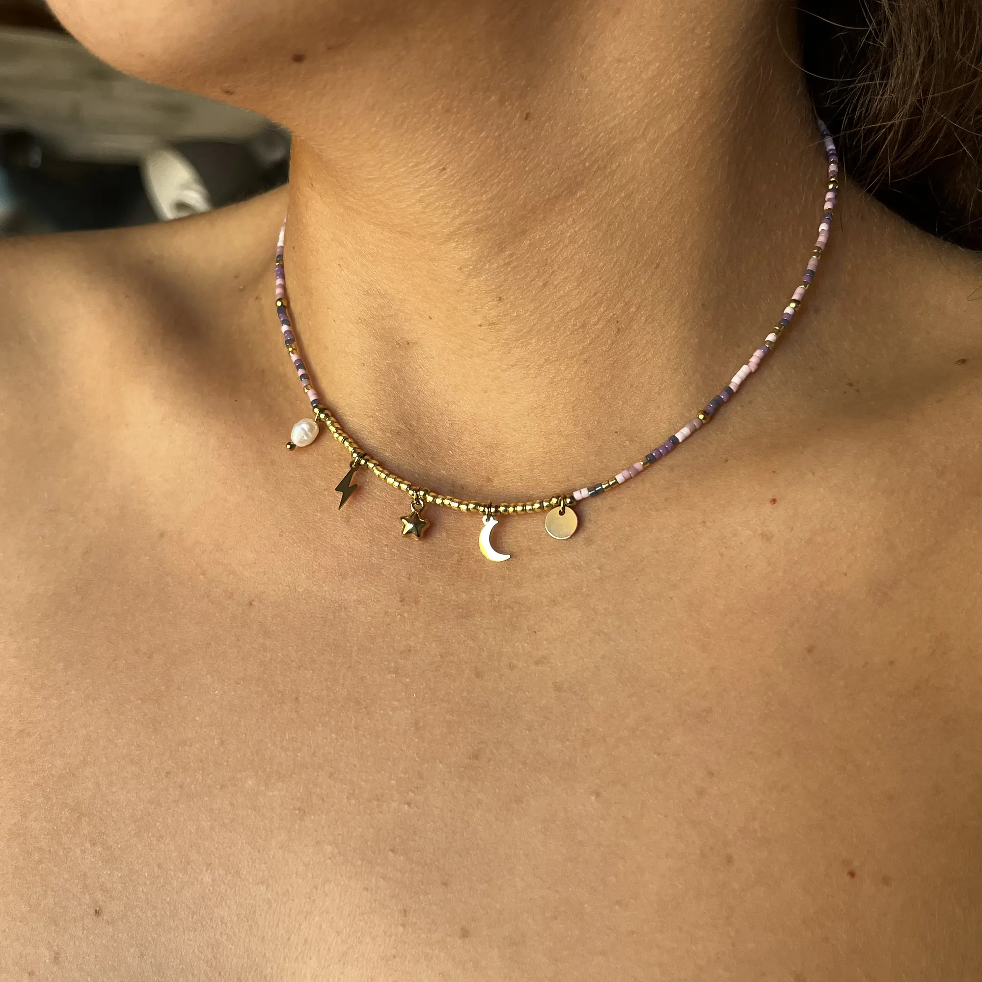 Choker de acero quirúrgico con mostacillas lila y dijes dorados 2