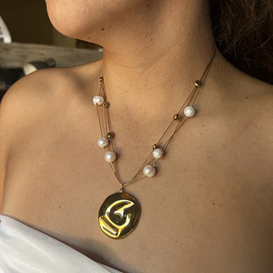 Collar de acero quirúrgico dorado con perlas de río y dije orgánico