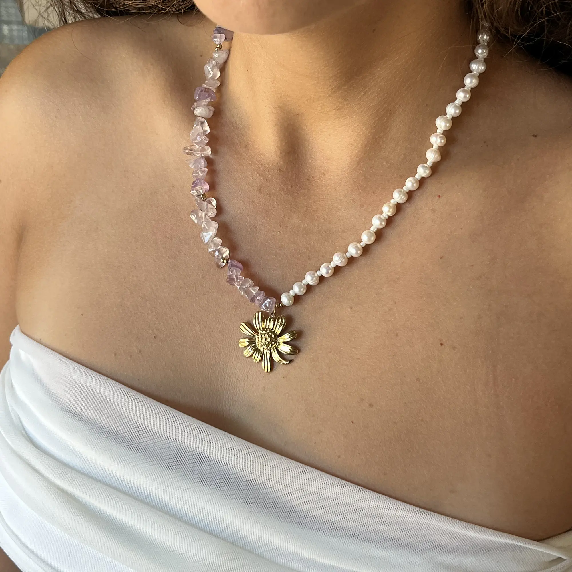 Collar de acero quirúrgico con perlas, piedras lila y flor dorada 2