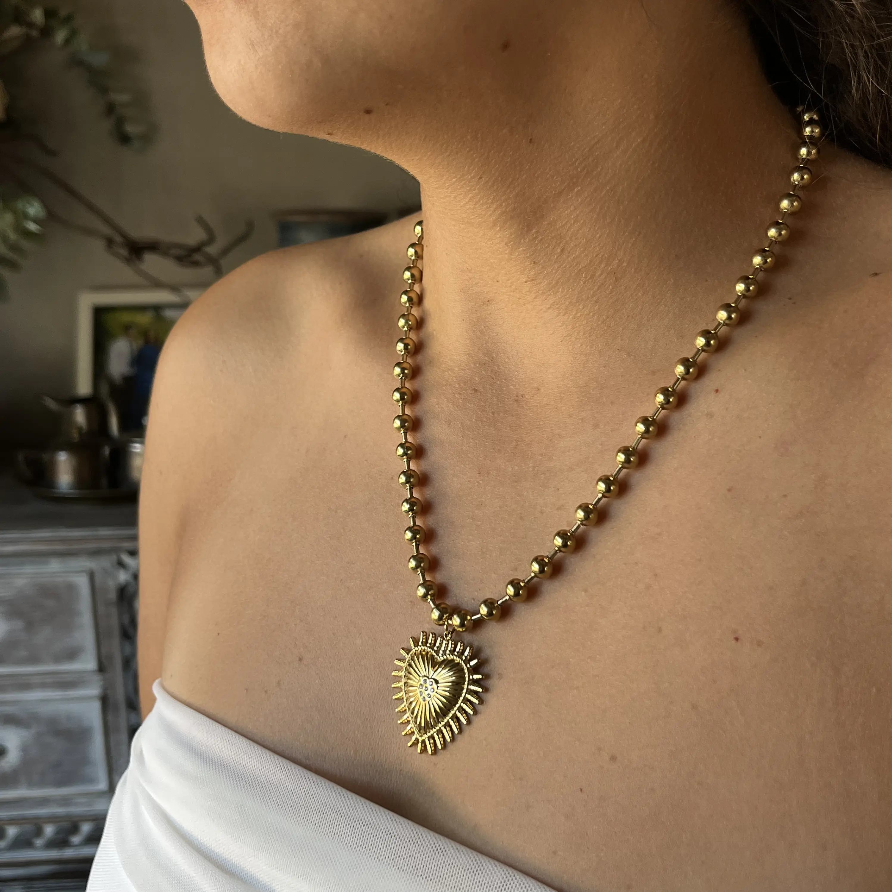 Collar de acero quirúrgico dorado de esferas con corazón sagrado 2