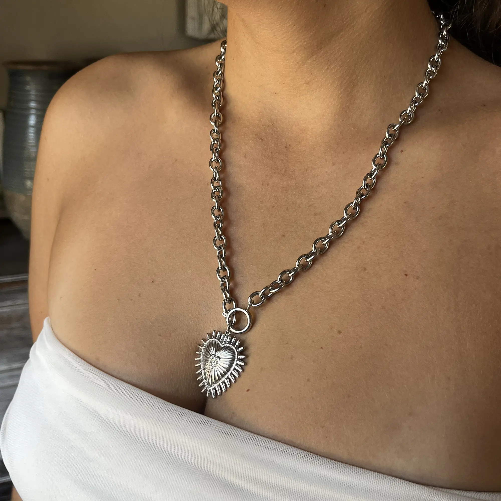 Collar de acero quirúrgico plateado de cadena con corazón sagrado 2