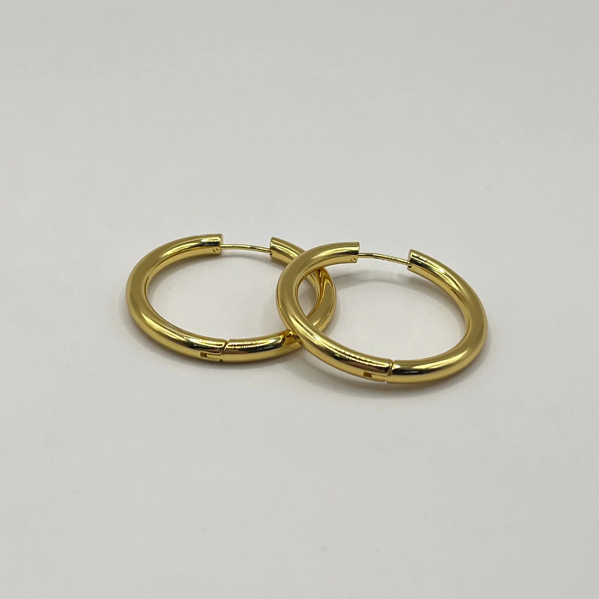 Argollas de acero quirúrgico doradas grandes 1