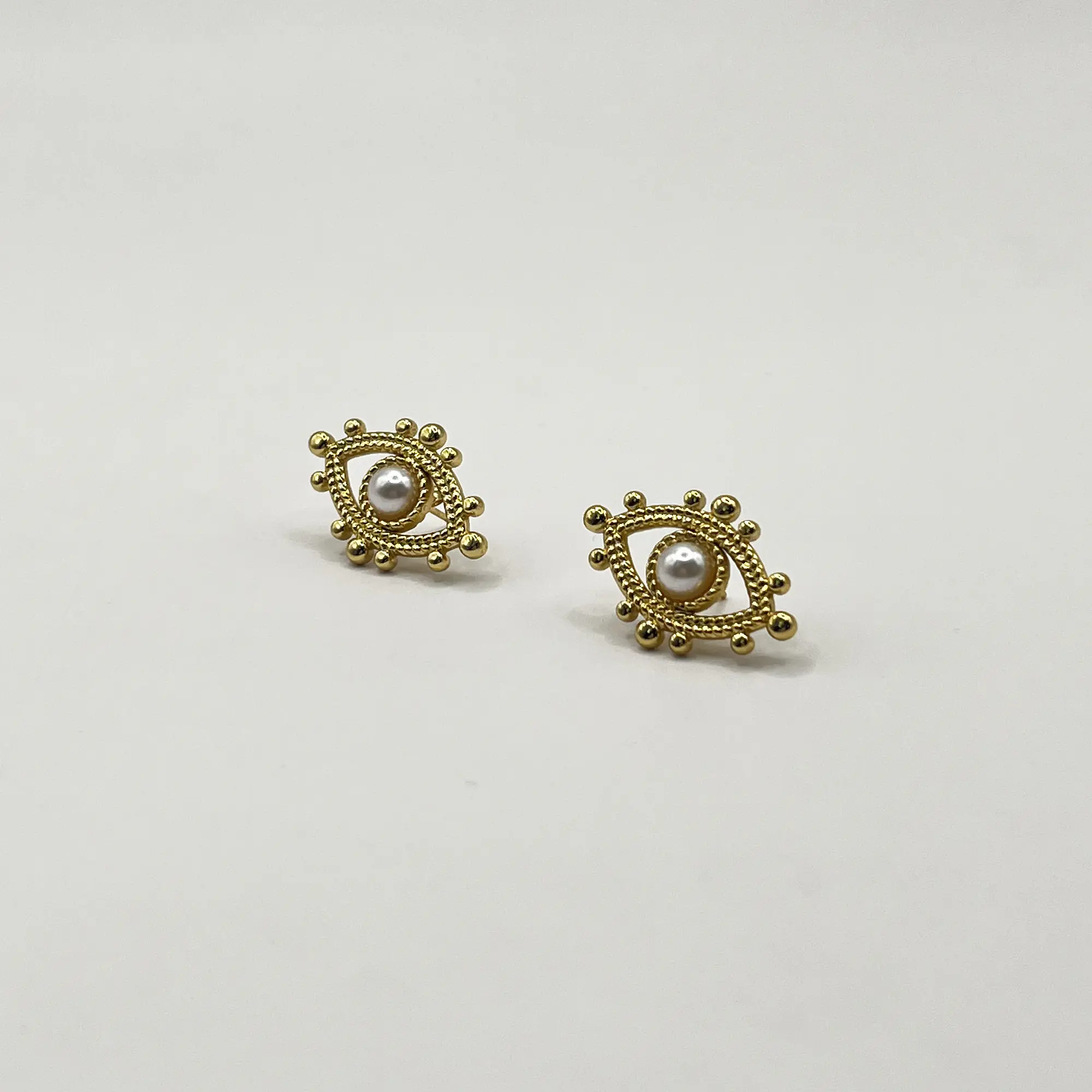 Aros de acero quirúrgico de ojos perla dorados 1