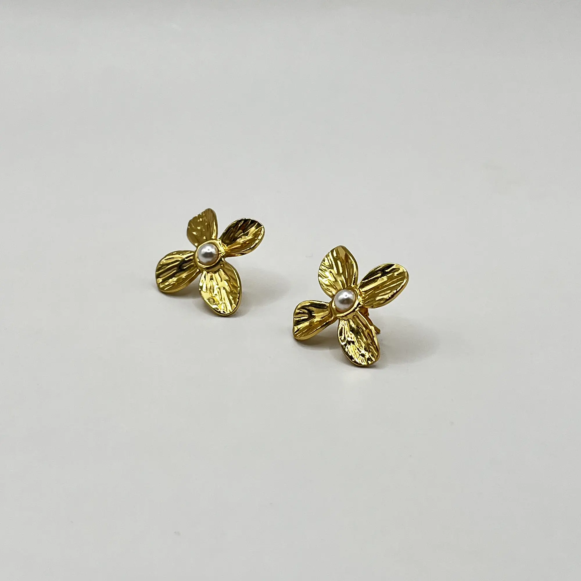 Aros de acero quirúrgico de flor dorada con perla 1