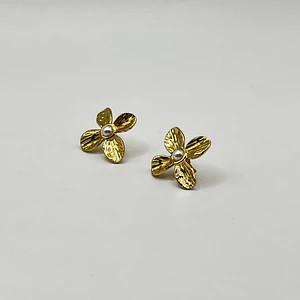 Aros de acero quirúrgico de flor dorada con perla
