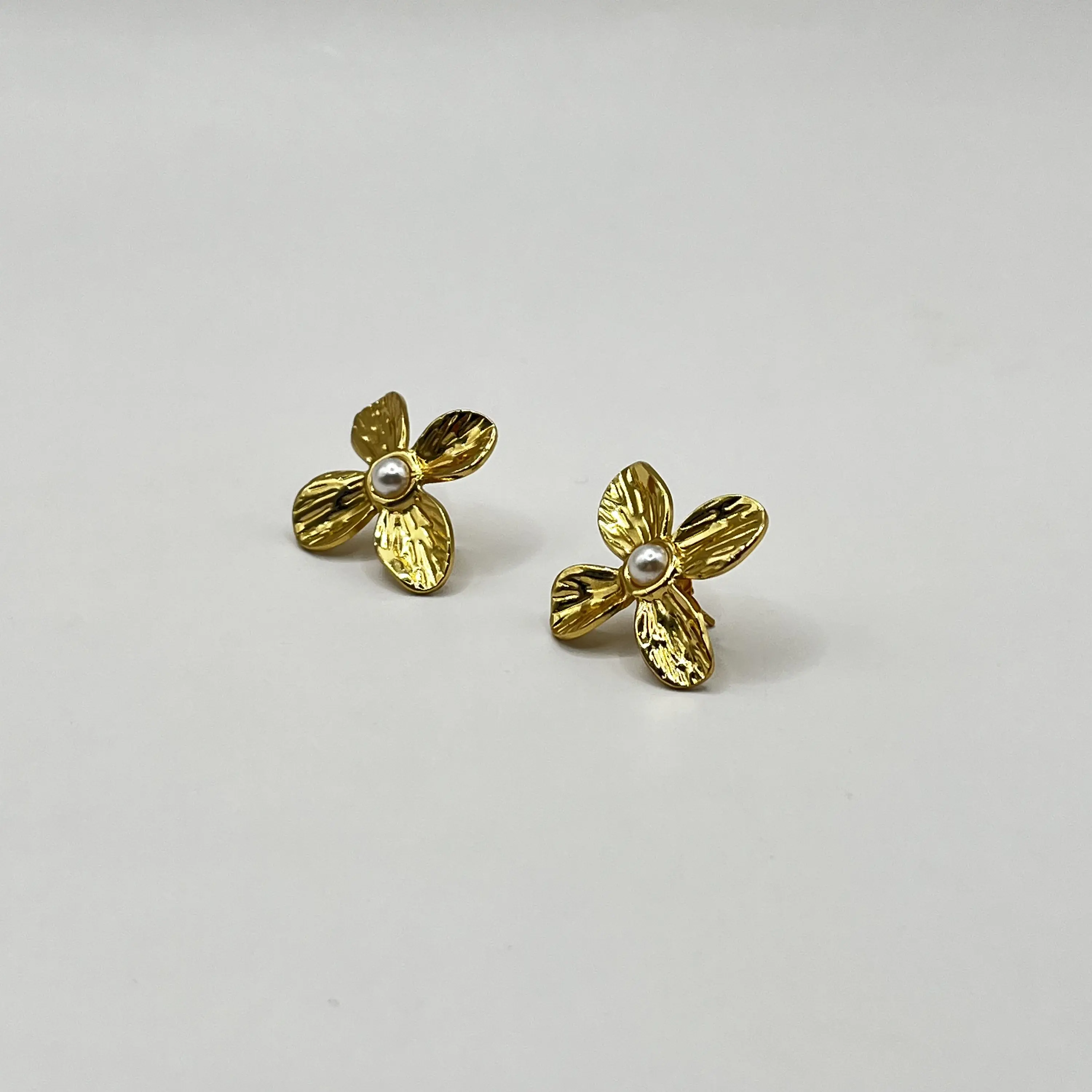 Aros de acero quirúrgico de flor dorada con perla 1