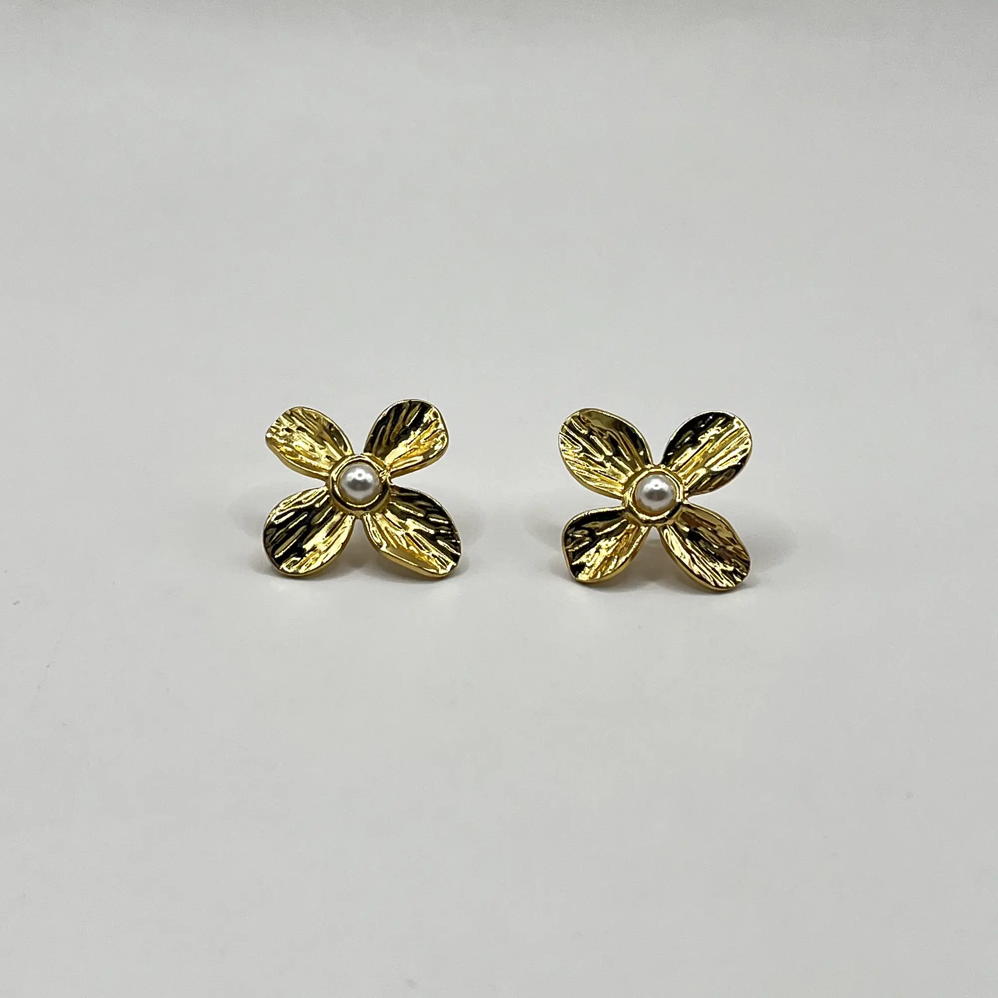 Aros de acero quirúrgico de flor dorada con perla 2