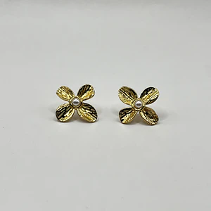 Aros de acero quirúrgico de flor dorada con perla