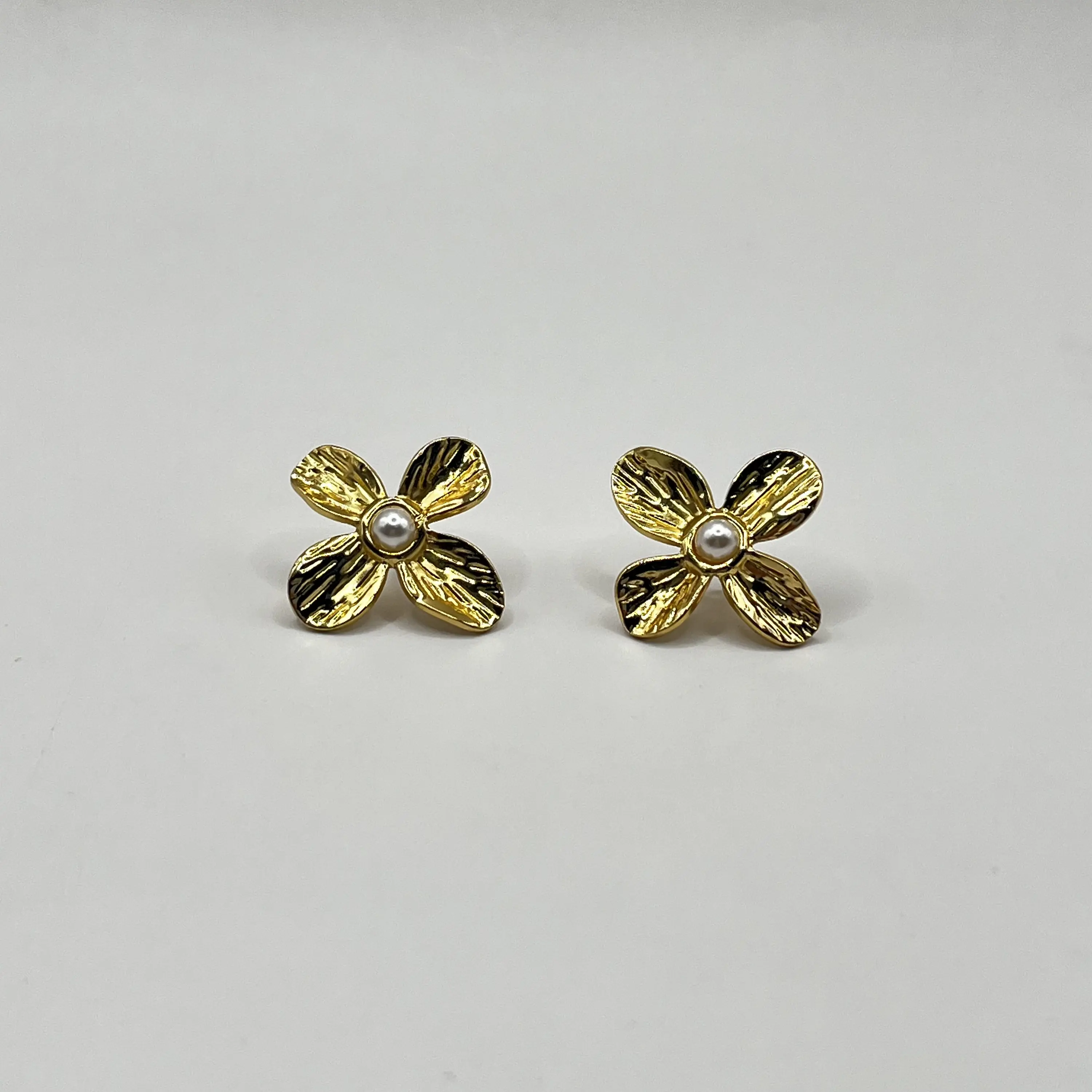 Aros de acero quirúrgico de flor dorada con perla 2