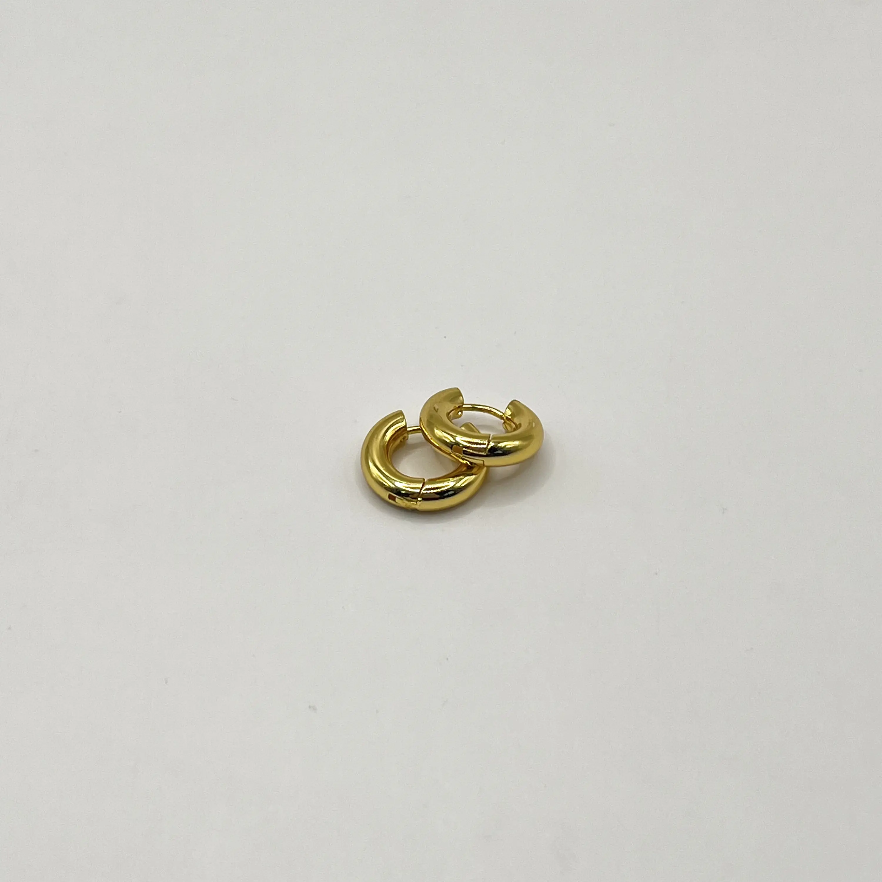 Argollas de acero quirúrgico chunky doradas 3
