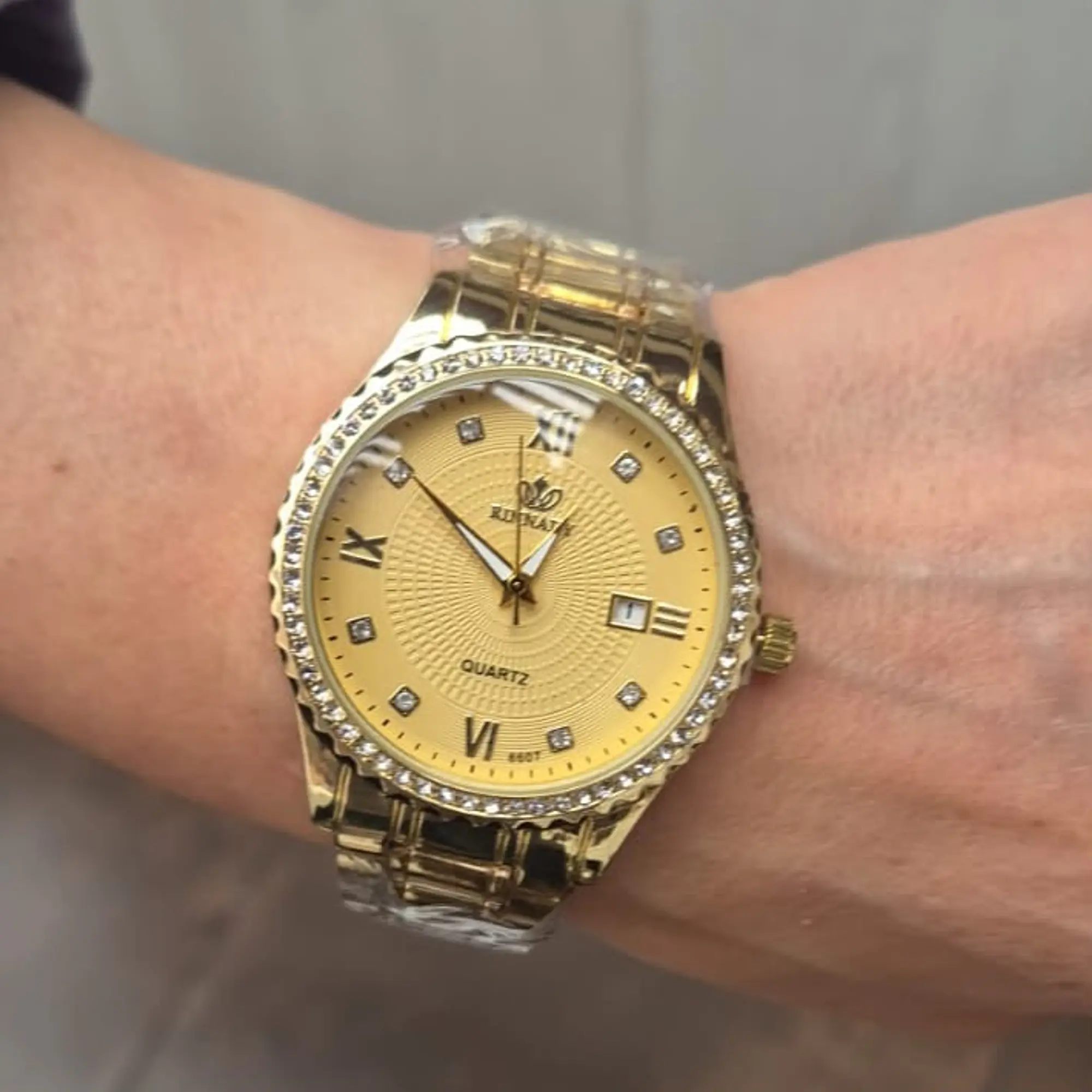 Reloj dorado con brillos grande de acero 1