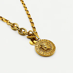 Collar con broche timón y dije tipo Versace