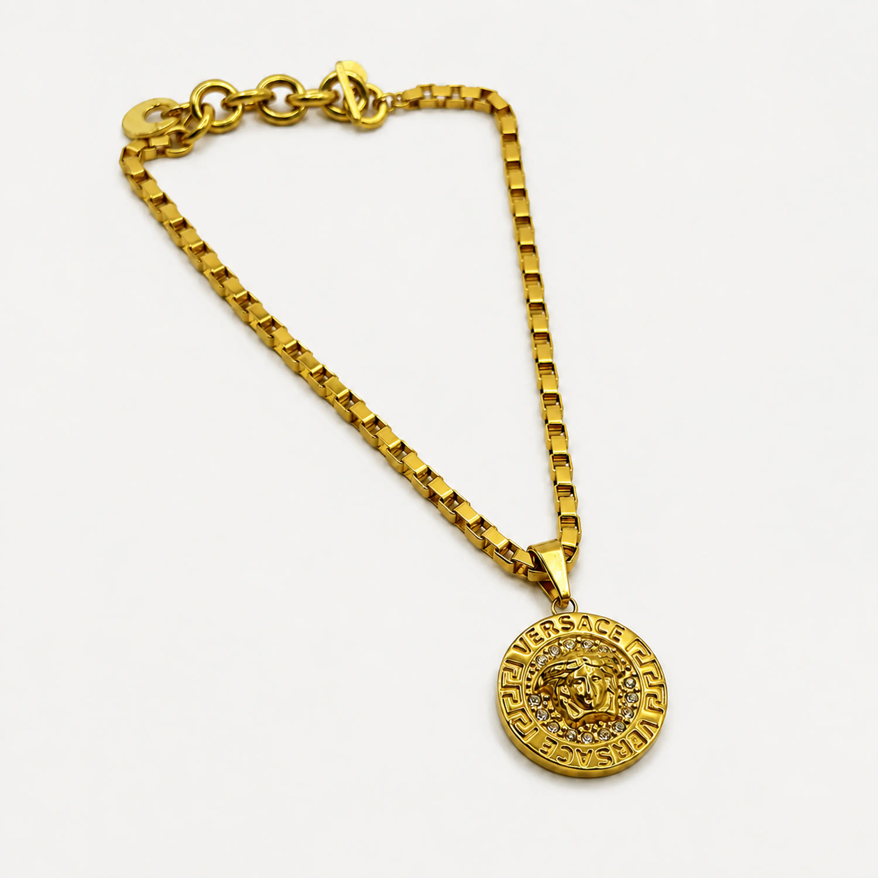 Collar con broche timón y dije tipo Versace 3