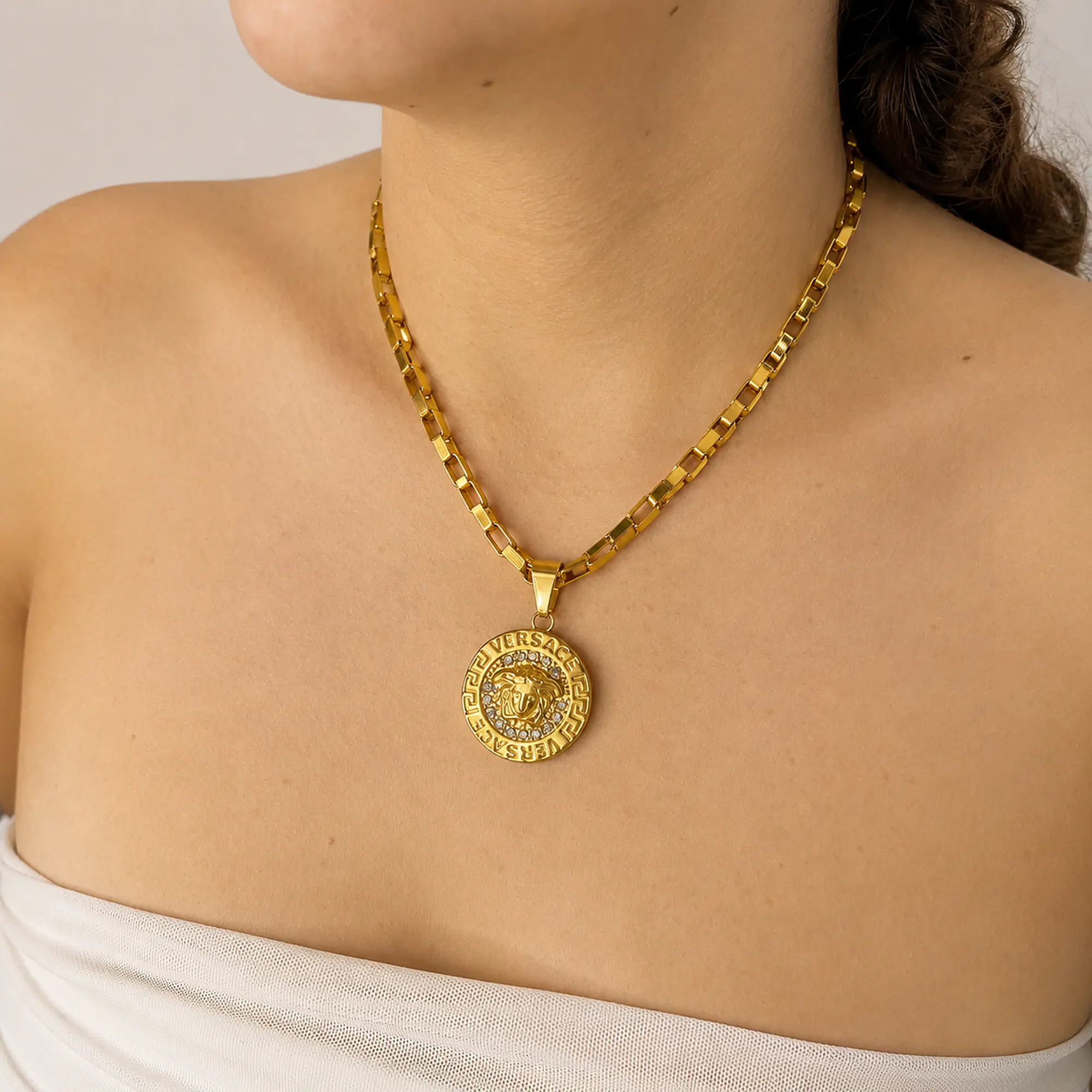 Collar con broche timón y dije tipo Versace 4