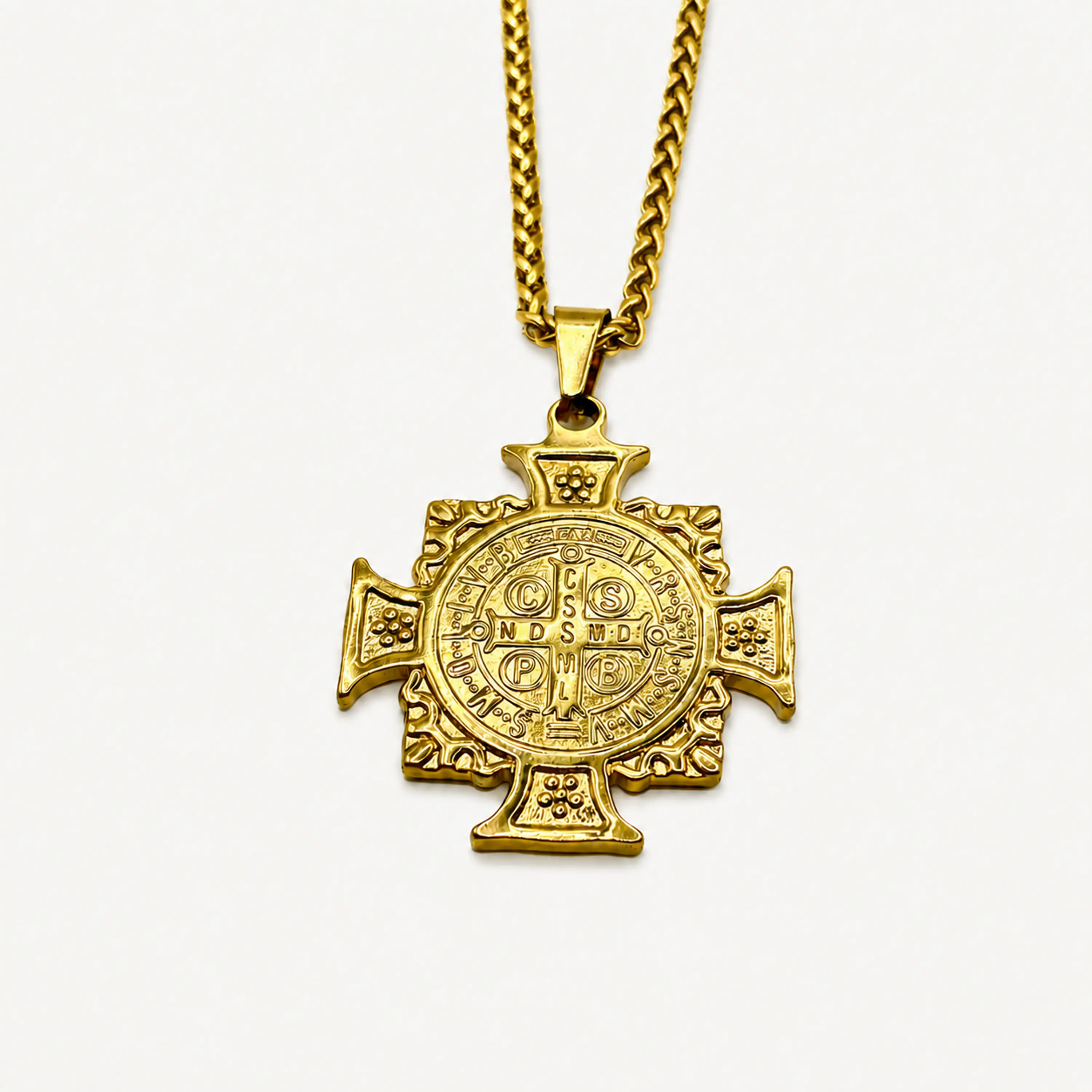 Collar dorado con dije de cruz San Benito 3