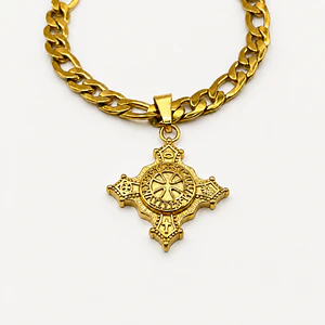Collar de acero quirúrgico dorado con dije de cruz solar