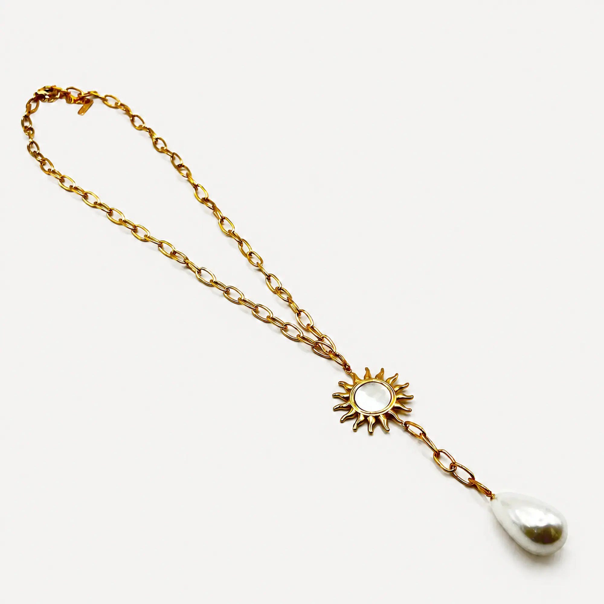 Collar de acero quirúrgico dorado con sol y perla colgante 1