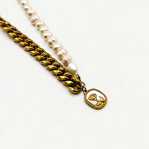 Collar de perlas y cadena dorada con dije de rosa