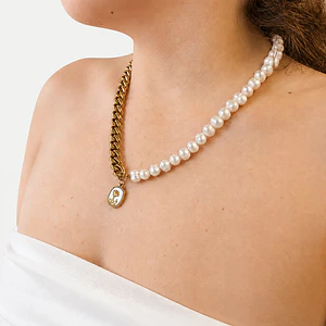 Collar de perlas y cadena dorada con dije de rosa