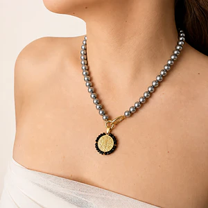 Collar de perlas grises con broche timón y dije San Benito