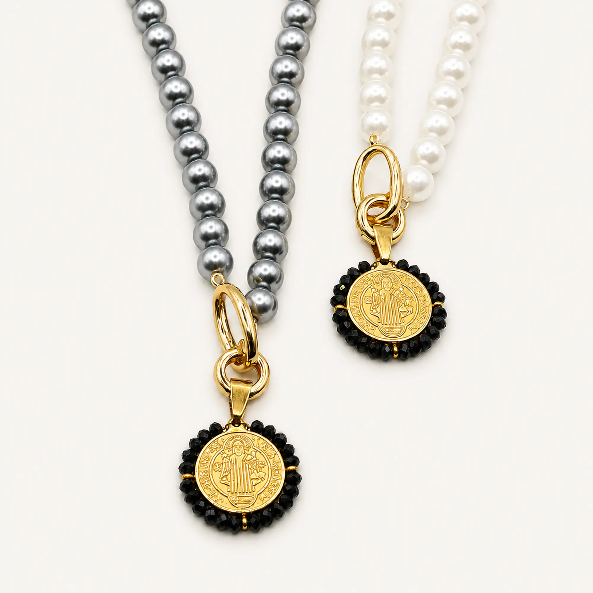 Collar de perlas grises con broche timón y dije San Benito 1