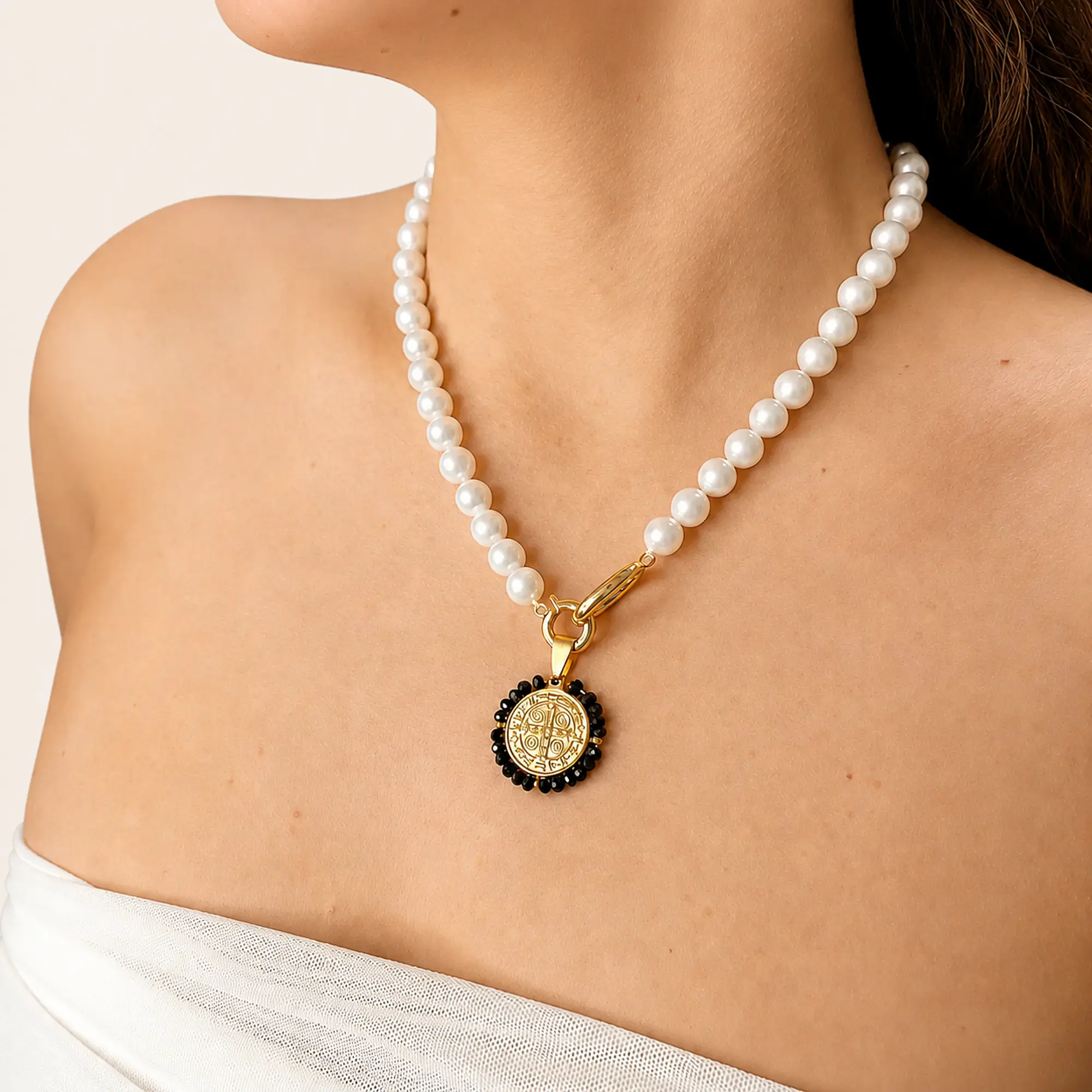 Collar de perlas blancas con broche timón y dije San Benito 2