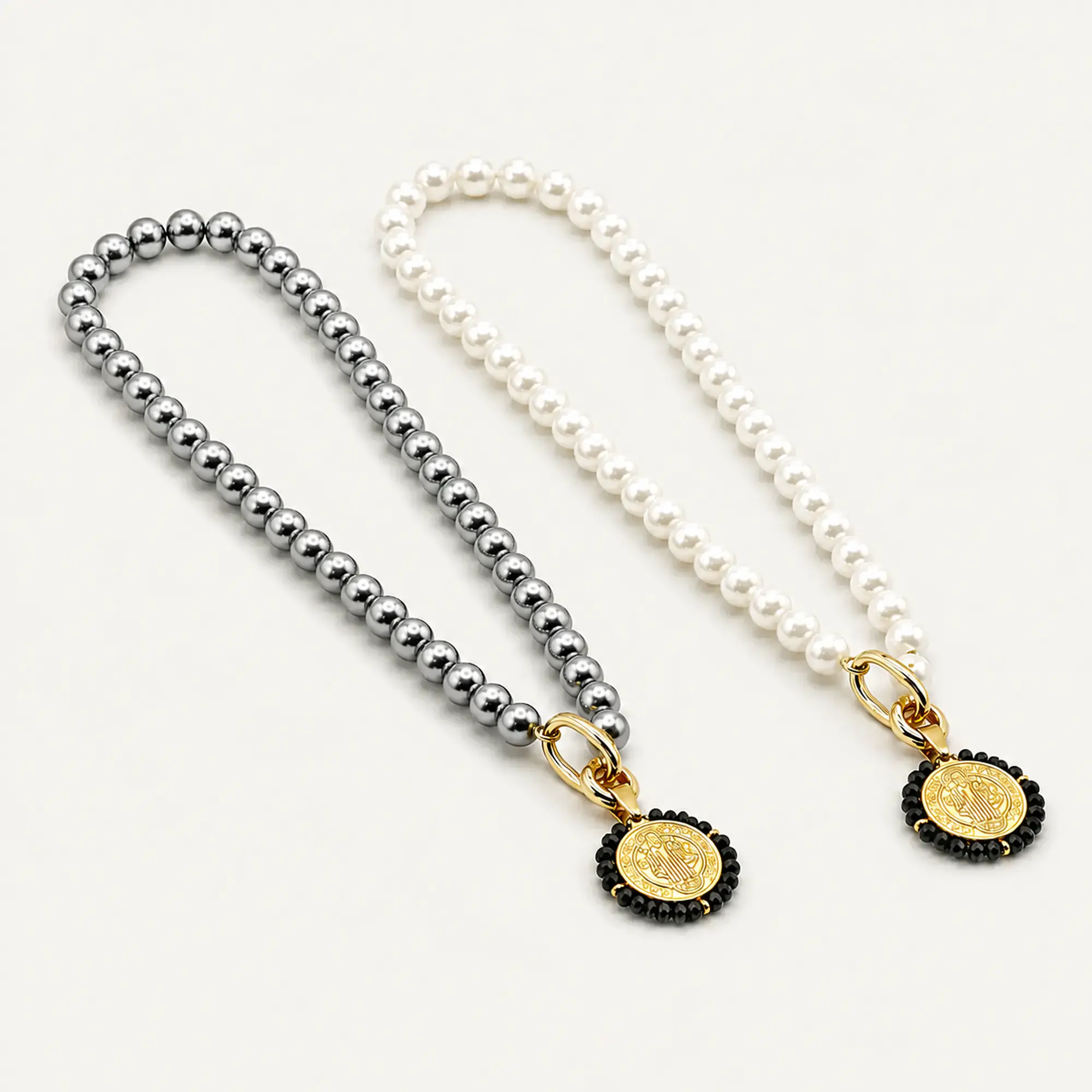 Collar de perlas blancas con broche timón y dije San Benito 3