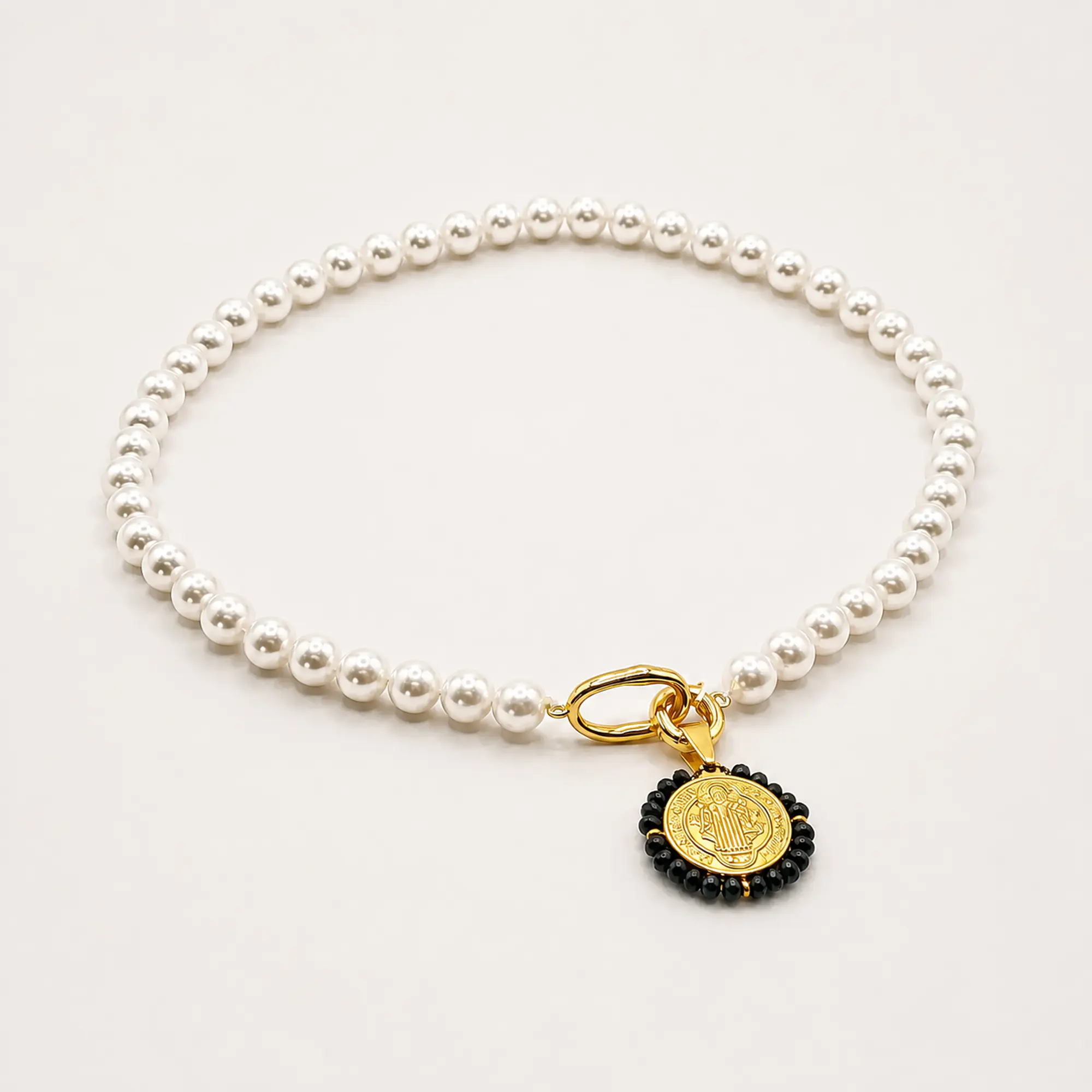 Collar de perlas blancas con broche timón y dije San Benito 1