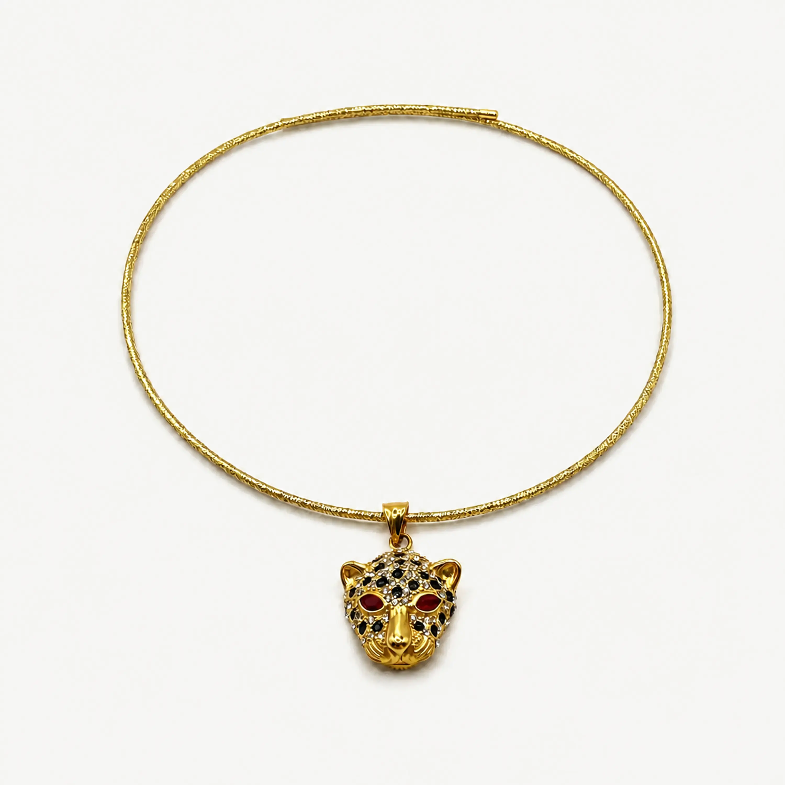 Collar dorado imantado ajustable con dije de leopardo 1