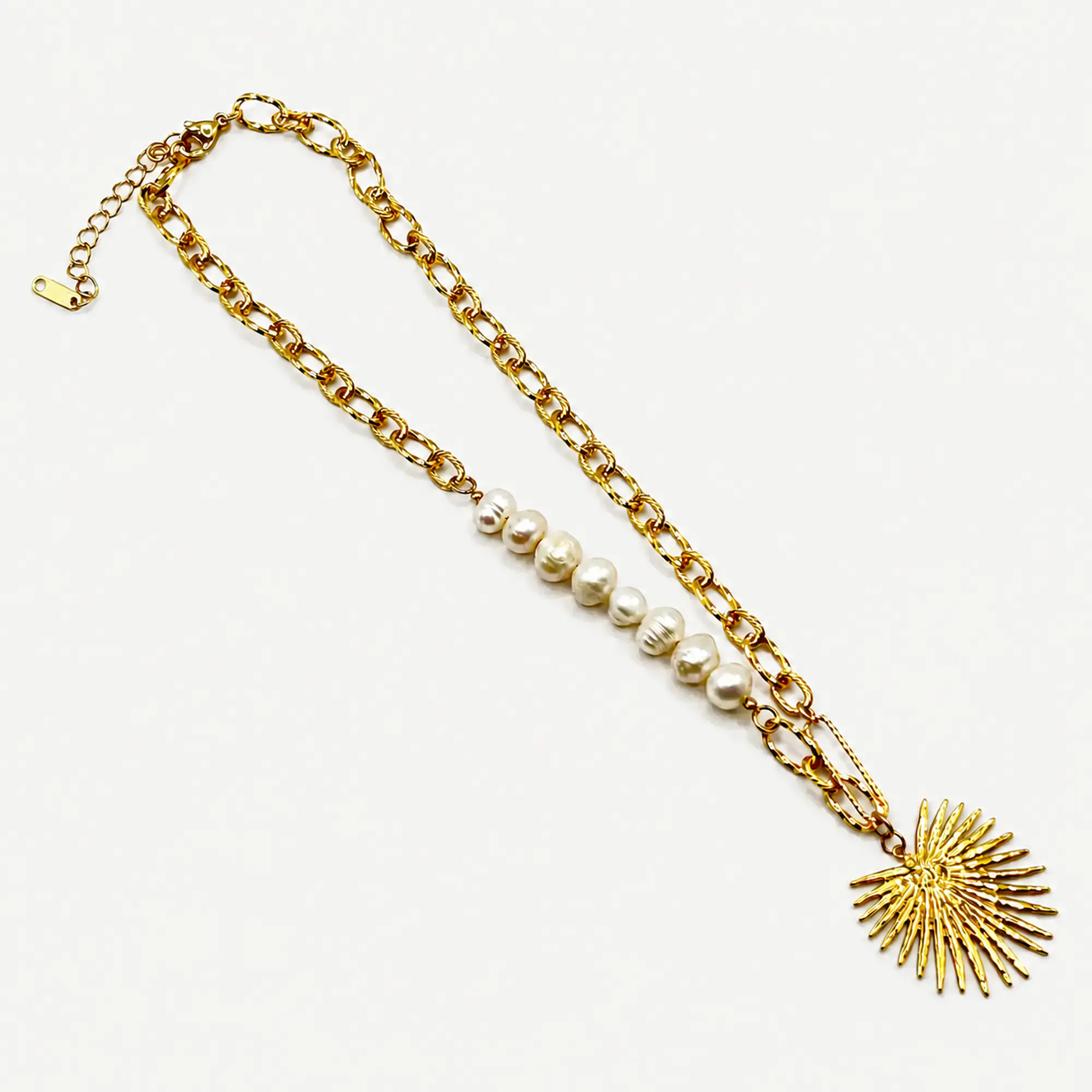 Collar de acero quirúrgico con perlas de río y dije de sol 1