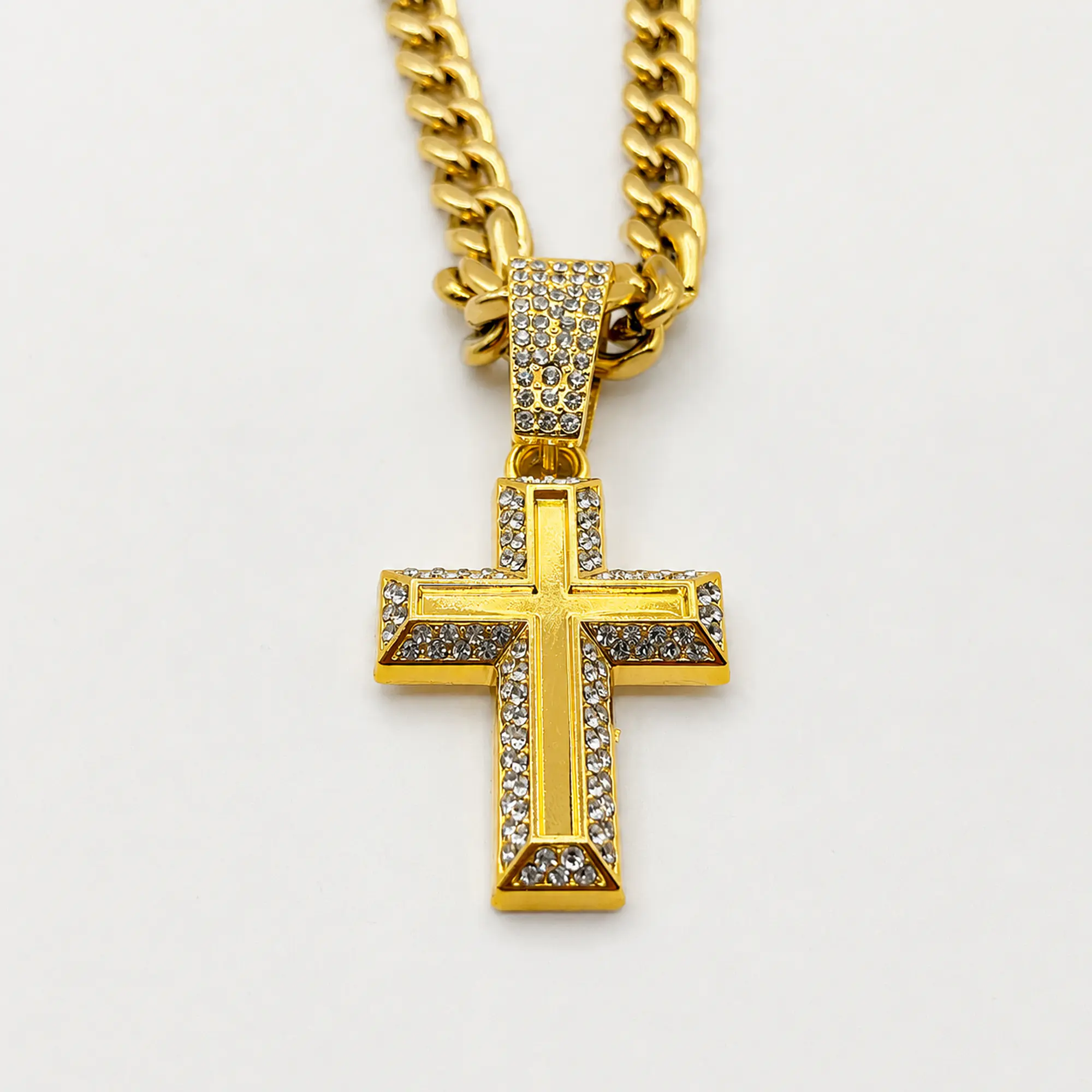 Cadena de acero dorado con dije de cruz brillante 3