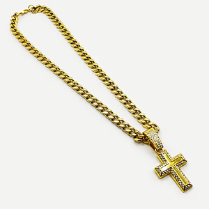 Cadena de acero dorado con dije de cruz brillante