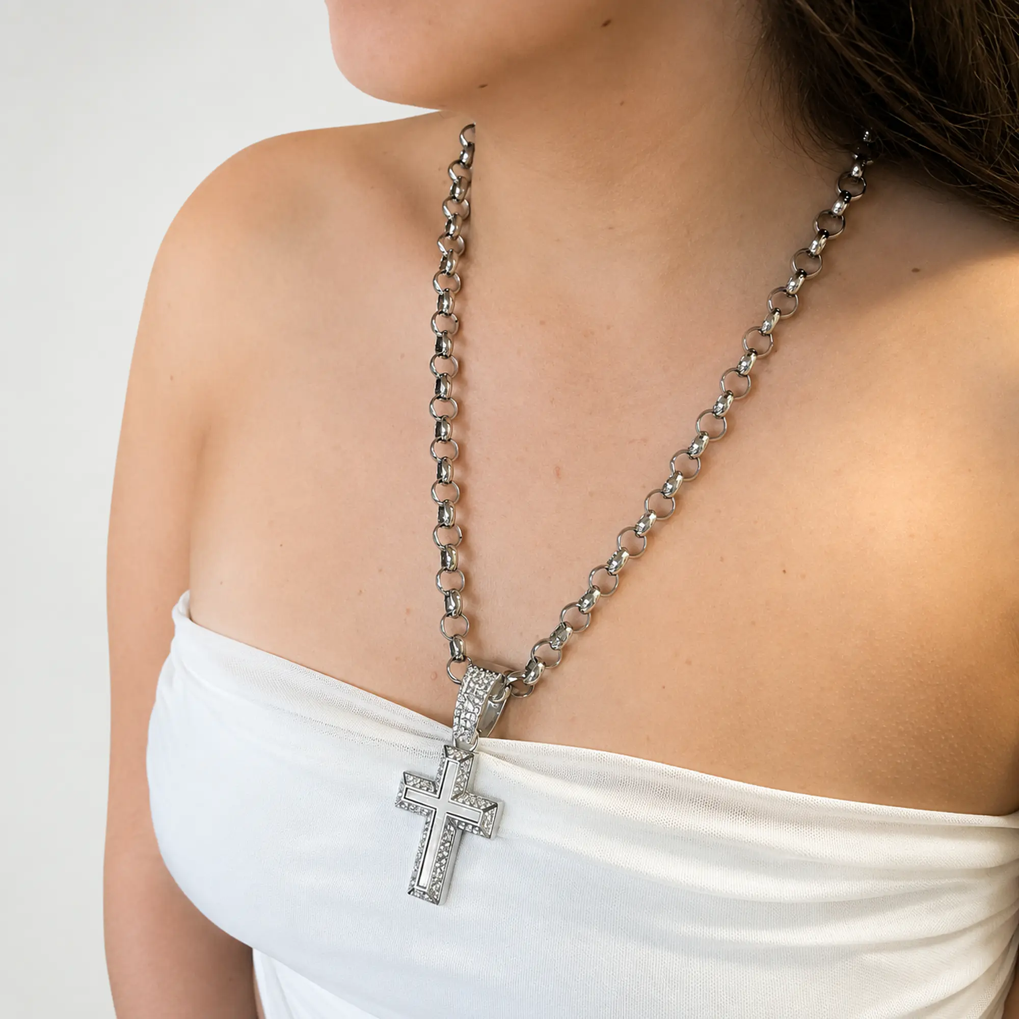 Collar de acero plateado con cruz brillante 2
