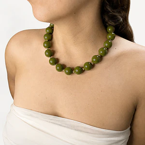Collar de acero quirúrgico y esferas verde oliva
